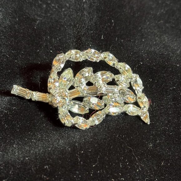 Vintage large clear prong set rhinestone Leaf Broach - Picture 9 of 10